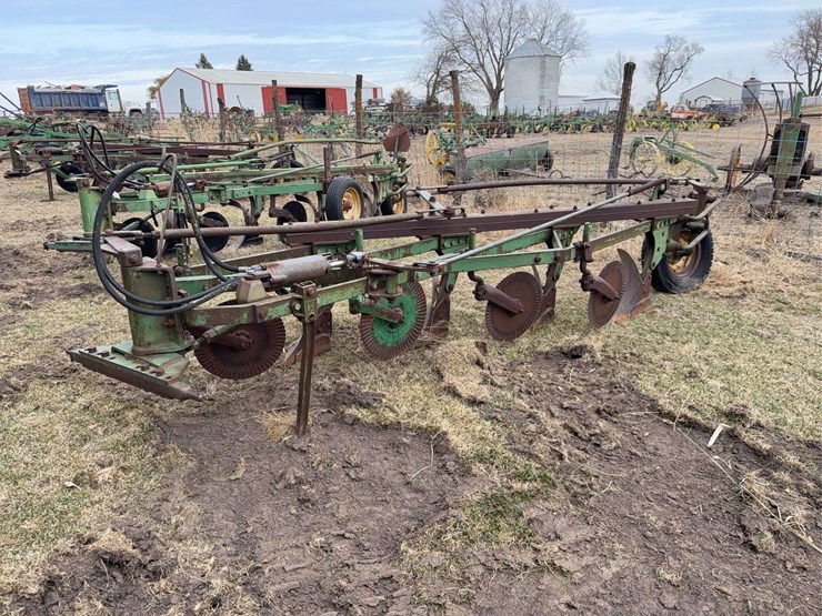 john-deere-pull-type-four-bottom-plow-image-1