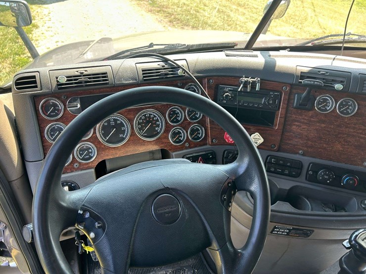 2012-freightliner-cascadia-semi-tractor-image-17