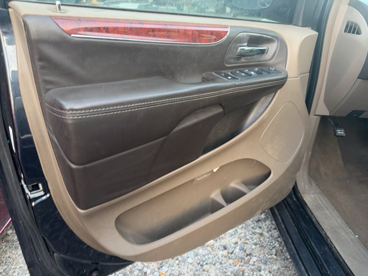 2014-chrysler-town-&-country-image-24
