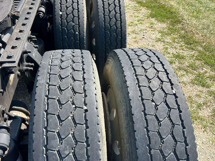 2012-freightliner-cascadia-semi-tractor-image-13