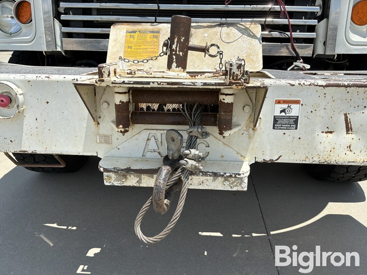 2008-freightliner-m2-106-image-10