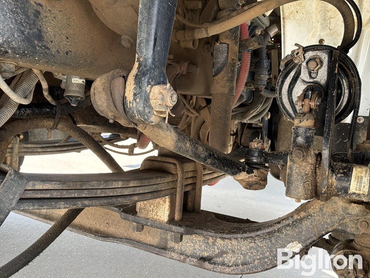 2008-freightliner-m2-106-image-16