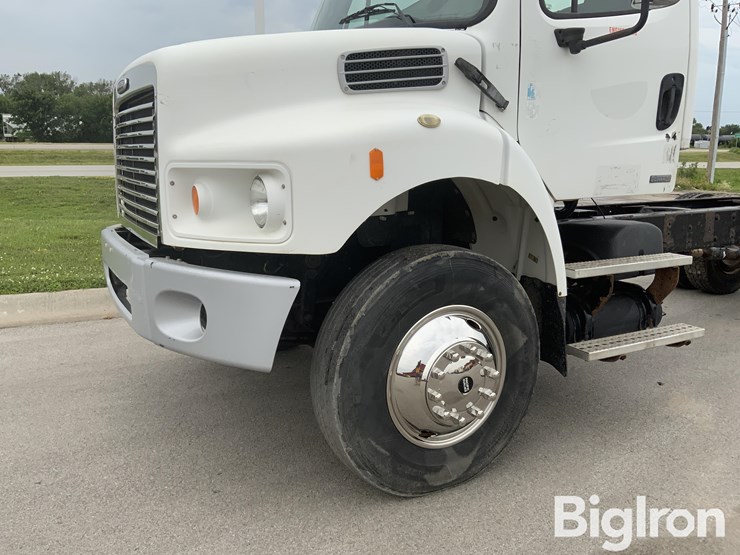 2009-freightliner-m2-106-image-12