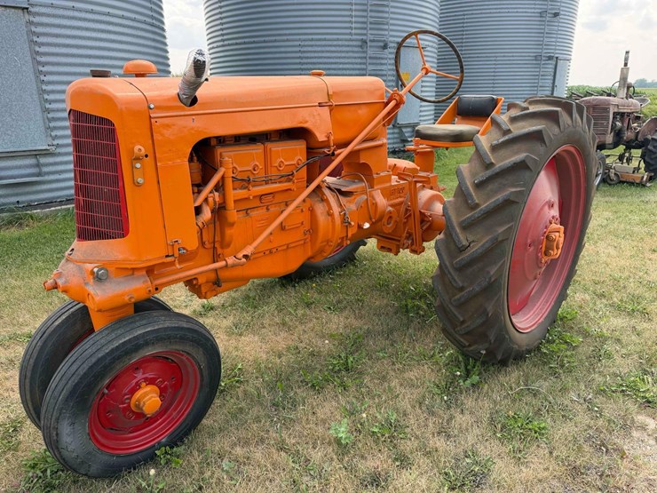 minneapolis-moline--z-tractor-image-1