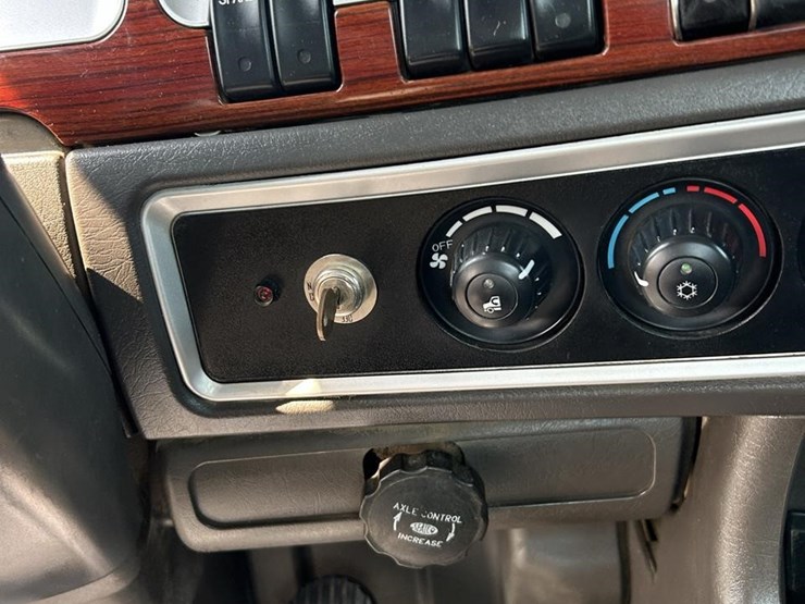 2007-kenworth-w900-image-24