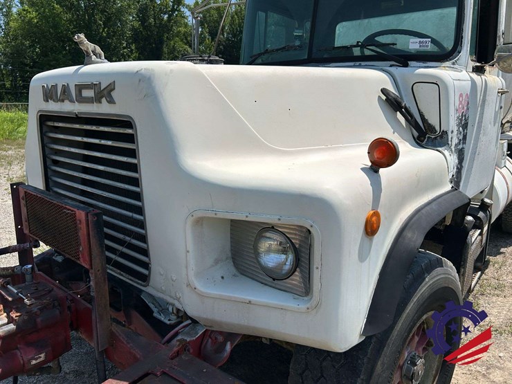 1992-mack-dm600gk-rear-discharge-concrete-mixer-truck-image-18