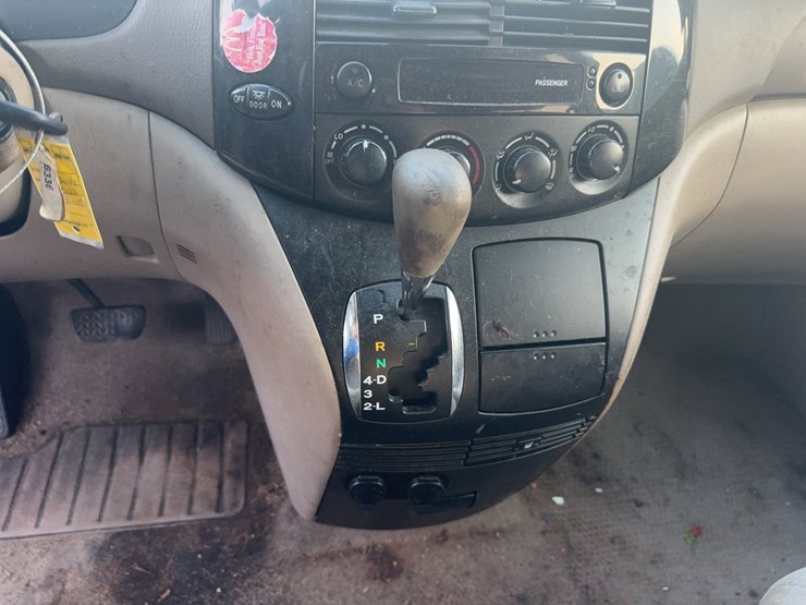 2004-toyota-sienna-image-37