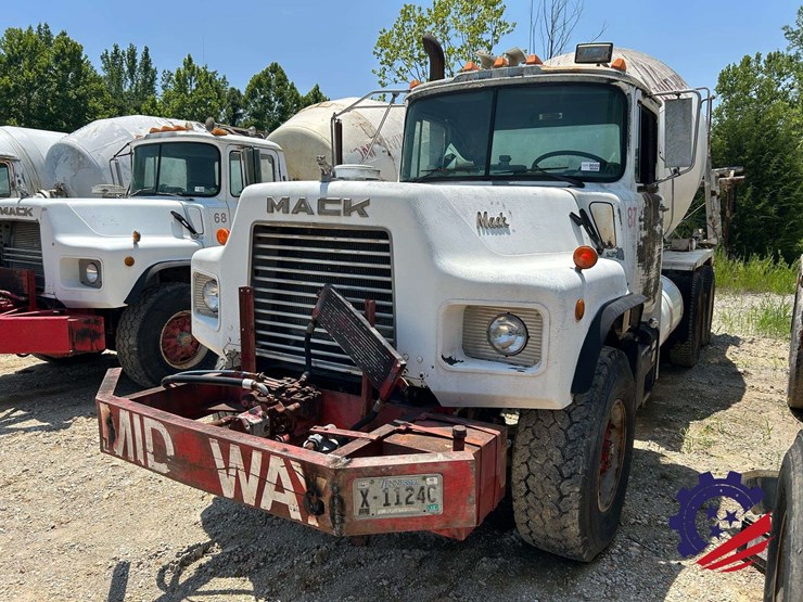 1992-mack-dm600gk-rear-discharge-(glider-kit)-concrete-mixer-truck-image-1