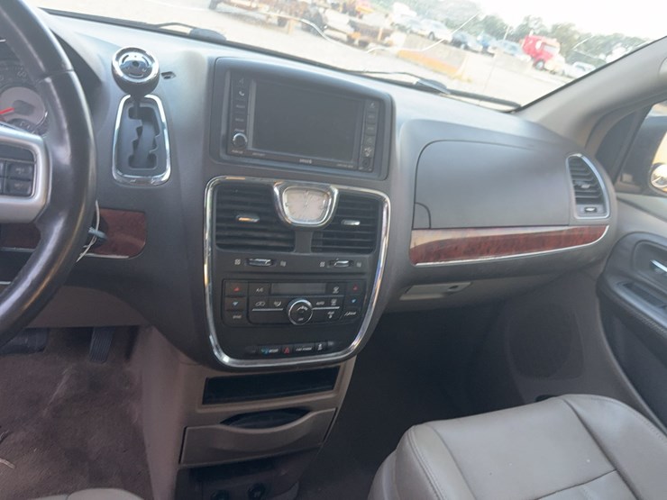 2014-chrysler-town-&-country-image-29