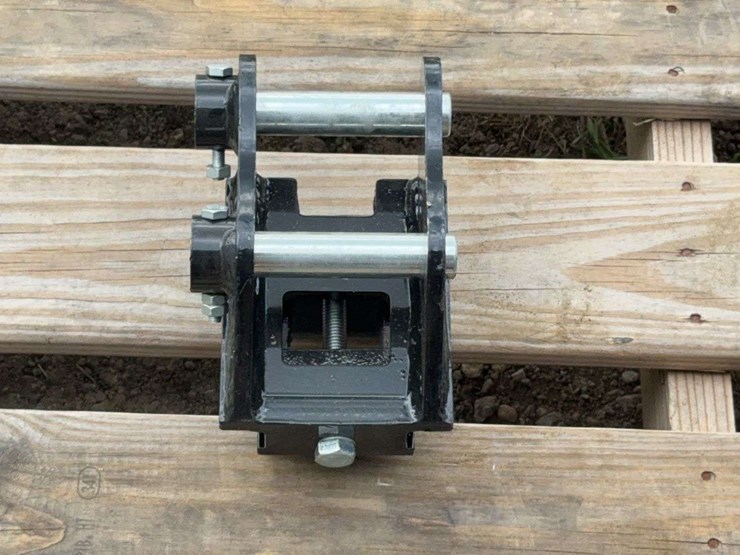 mini-excavator-quick-change-attachment-image-2