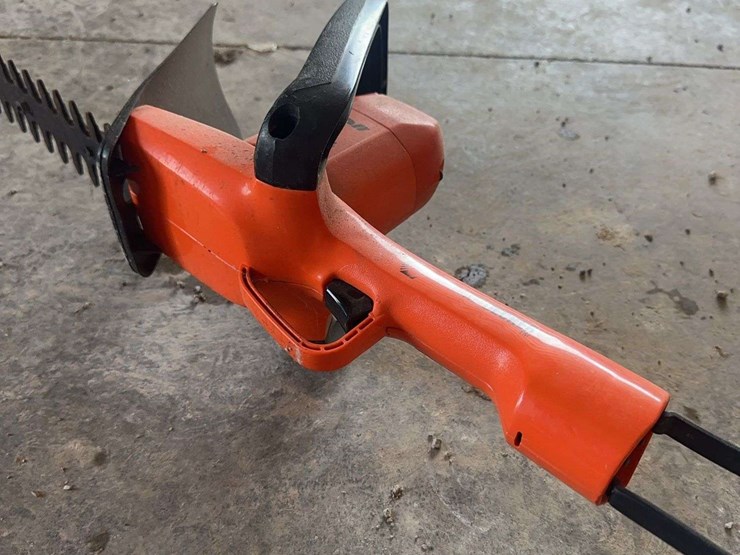 black-&-decker-16"-corded-electric-hedge-trimmer-image-9
