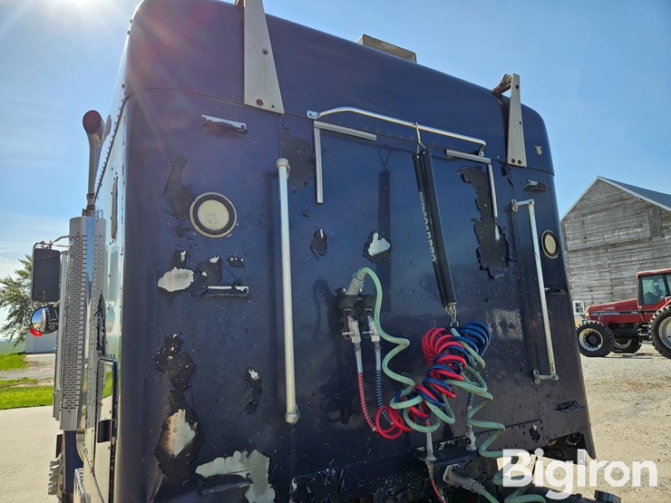 2005-freightliner-fld132-classic-xl-image-19