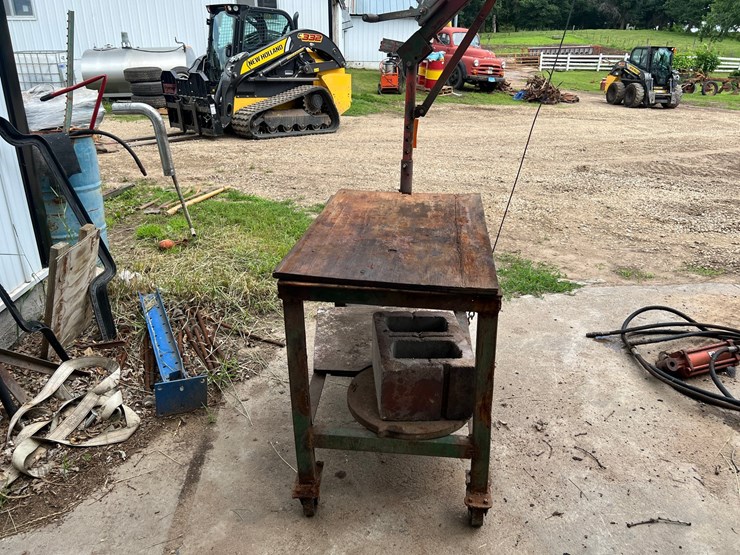 #9560-•-work-bench-with-hoist-image-3