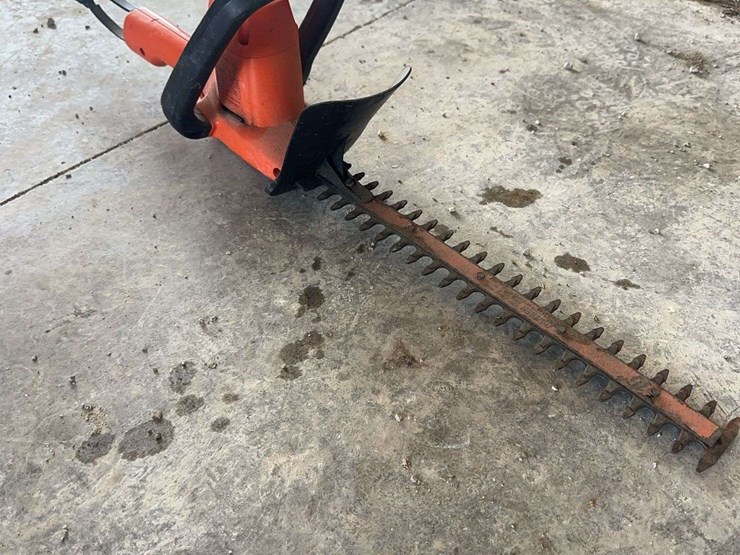 black-&-decker-16"-corded-electric-hedge-trimmer-image-1