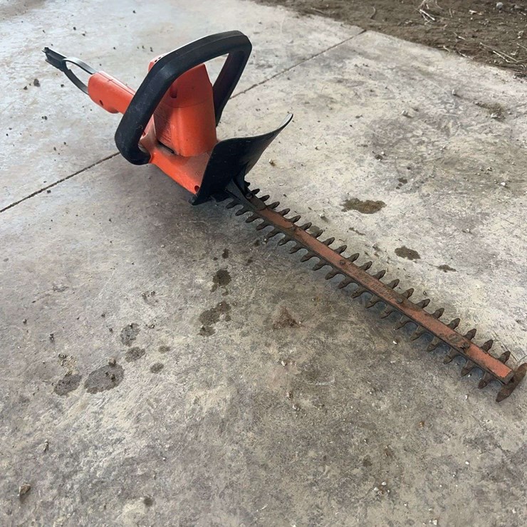 Black & Decker 16" Corded Electric Hedge Trimmer