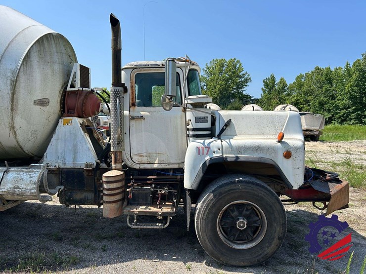 1997-mack-dm-concrete-mixer-truck-image-56