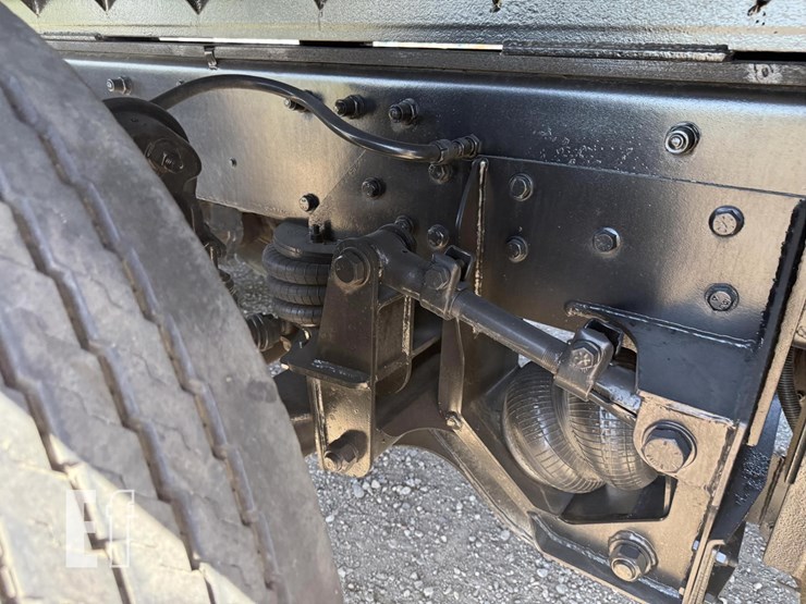 2005-peterbilt-335-image-41