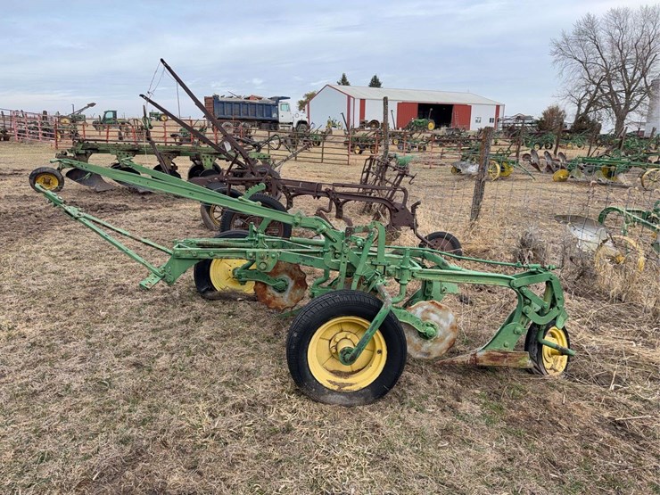 john-deere-pull-type-three-bottom-plow-image-2