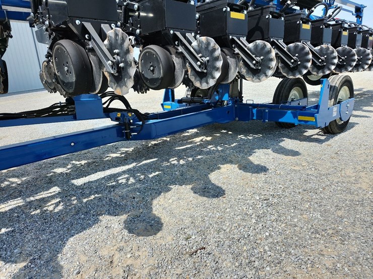 2023-kinze-3605-image-4