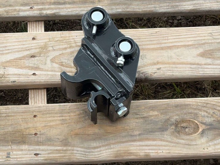 mini-excavator-quick-change-attachment-image-1