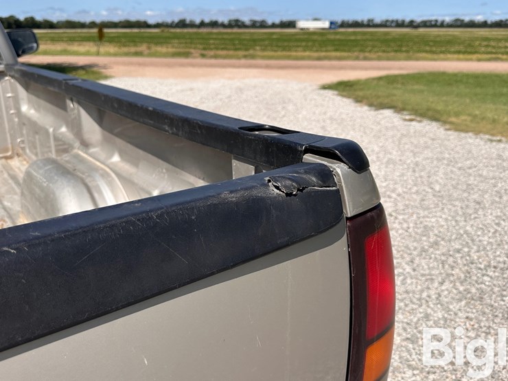 2004-gmc-sierra-2500-image-17