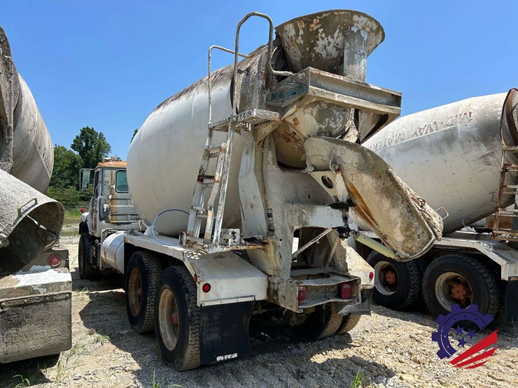 1992-mack-dm600gk-rear-discharge-(glider-kit)-concrete-mixer-truck-image-2