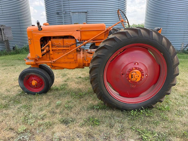 minneapolis-moline--z-tractor-image-2
