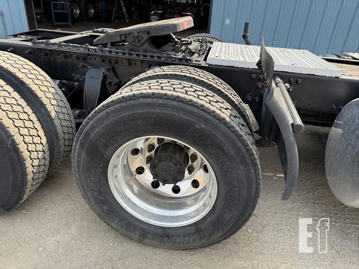 2013-freightliner-cascadia-113-image-17