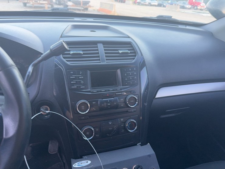 2017-ford-explorer-image-32