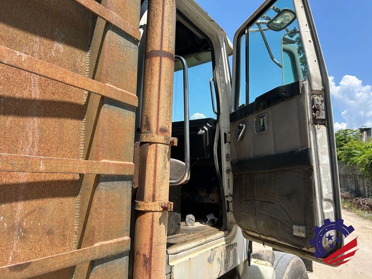 1999-volvo-truck-vnm84-tri-axle-dump-truck-image-43