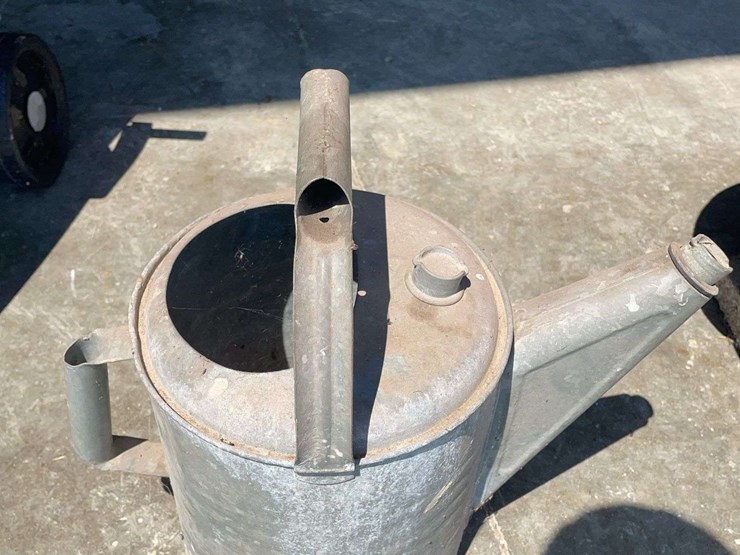 galvanized-watering-can-image-3