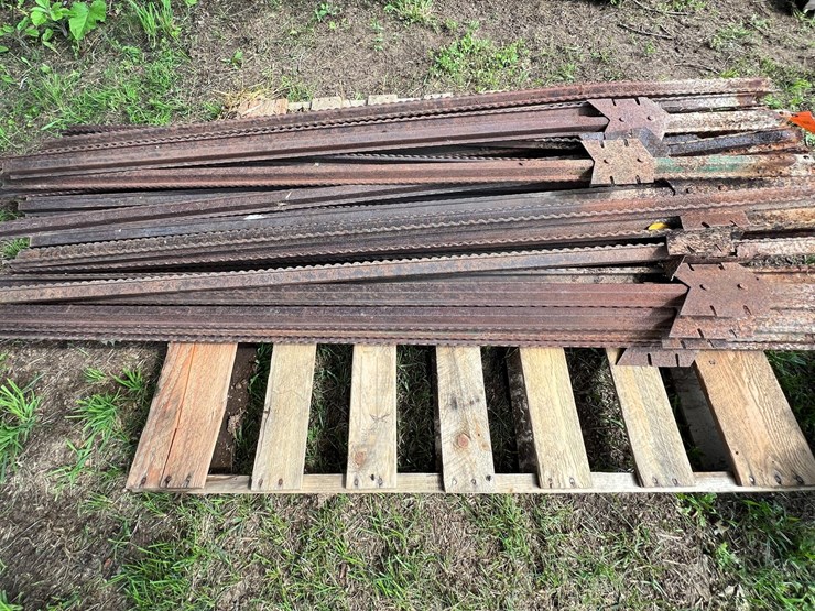 #9943-•-pallet-of-t-posts-image-3