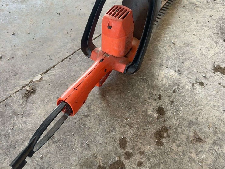 black-&-decker-16"-corded-electric-hedge-trimmer-image-2