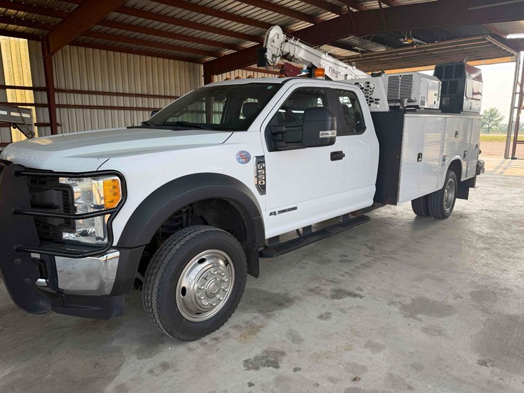 2017-ford-f550-super-duty-service-truck-image-1