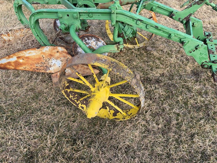 john-deere-pull-type-two-bottom-plow-image-8