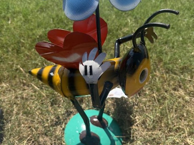 #95-•-metal-art---bumble-bee-w/-flower-&-umbrella-image-3