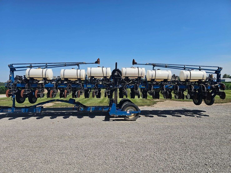 2001-kinze-16-row-planter-image-9