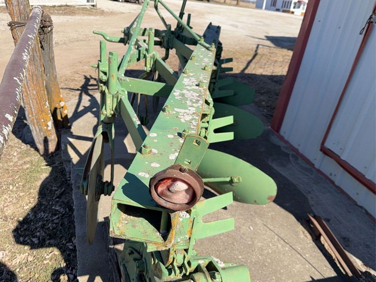 john-deere-three-point-four-bottom-plow-image-12