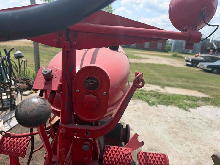 mccormick-farmall-h-tractor-image-25