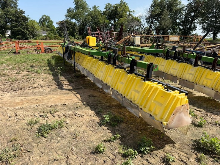 #2651-•-willmar-red-ball-broadcast-wf640-40'-hooded-sprayer-inv#2651-image-2