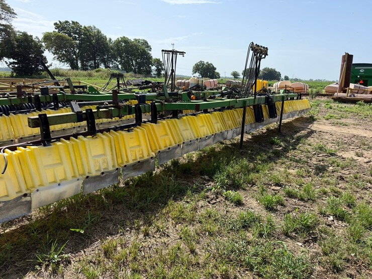 #2651-•-willmar-red-ball-broadcast-wf640-40'-hooded-sprayer-inv#2651-image-1