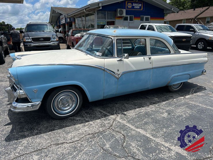 1955-ford-fairlane-club-sedan-image-2