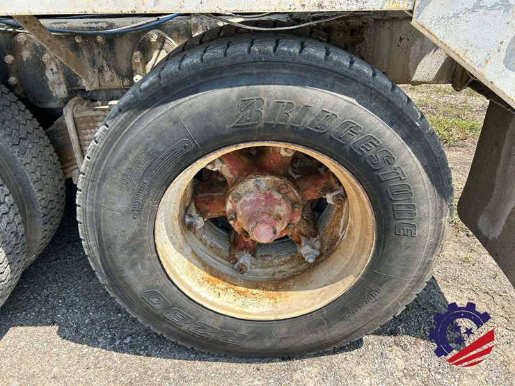 1992-mack-dm600gk-rear-discharge-concrete-mixer-truck-image-10