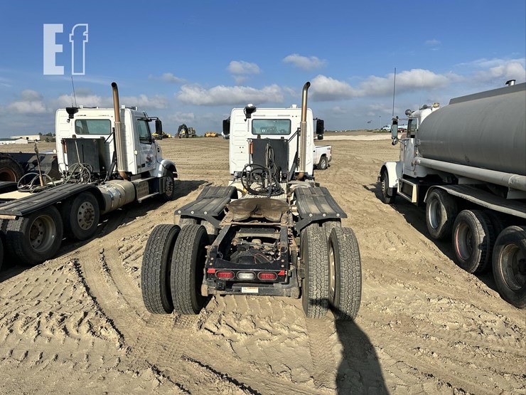 2014-volvo-vhd84ft200-image-5