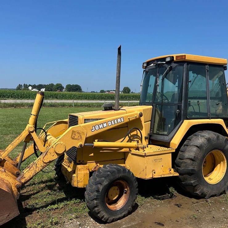 JD 410D backhoe