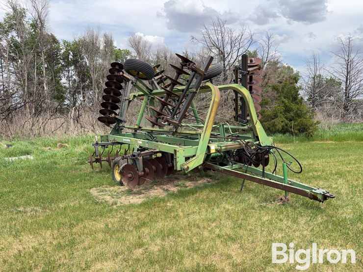 john-deere-235-image-3