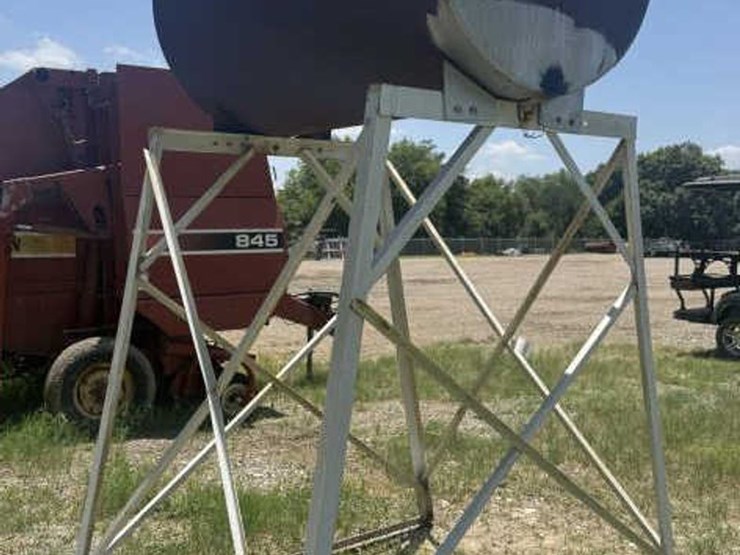 #46-•-500-gallon-gravity-diesel-tank-on-stand-image-2