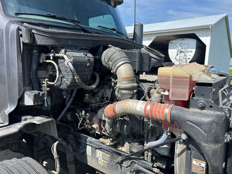 2019-peterbuilt-579-semi-tractor-image-31