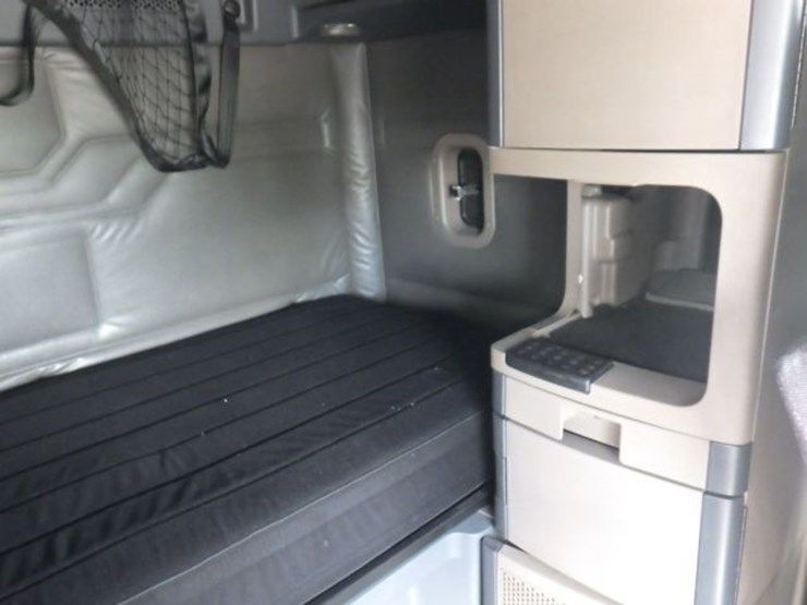 2017-freightliner-cascadia-125-evolution-image-6