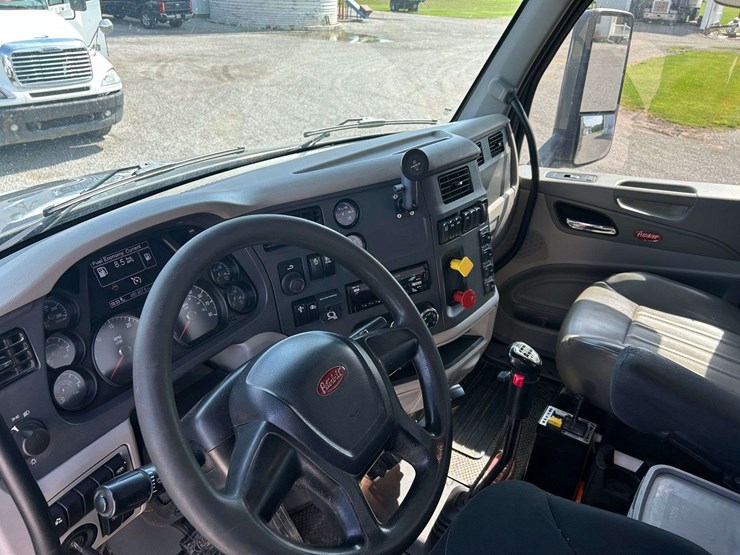 2019-peterbuilt-579-semi-tractor-image-14